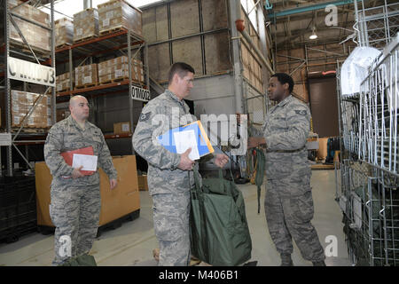 Stati Uniti Air Force Staff Sgt. Robert Daniel, destro con la logistica 461st disponibilità Squadron, problemi di borsa di mobilità di elementi a Tech. Sgt. Aaron Fischer, centro 116Manutenzione aeromobili squadrone, Georgia Air National Guard e Master Sgt. Scott Sturtz, 461st Operations Support Squadron, in preparazione per una installazione simulata durante l'esercizio una lama di rasoio 18-02 a Robins Air Force Base, Ga., 6 febbraio 2018. L'esercizio era una valutazione di fattibilità volti a valutare e misurare il Team JSTARS possibilità di implementare rapidamente e di impiegare pronti per il combattimento aviatori e airpower. Il focus dell'esercizio giravano aroun Foto Stock