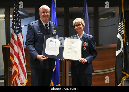 Col. Sharon Colaizzi, comandante della 911th Istituto di medicina aeronautica Staging Squadron, riceve il suo certificato di ritiro dalla Col. Jeffrey A. VanDootingh, comandante della 911th Airlift Wing, all'Aeroporto Internazionale di Pittsburgh aria stazione di riserva, Pa., Gennaio 6, 2018. Colaizzi servito per 35 anni, circa 34 dei quali sono stati con il 911th AST. (U.S. Air Force foto di Senior Airman Beth Kobily) Foto Stock