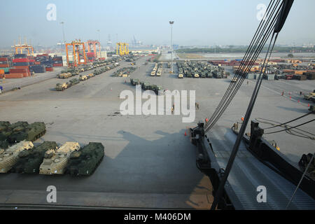 180206-N-IX266-010 Laem Chabang, Thailandia-veicoli militari sono in scena al porto qui durante un offload di militari Sealift Command (MSC) grandi, medie velocità, roll-on/roll-off nave USNS Pililaau (T-AK 304) nel supporto del Cobra Gold 2018 (CG18), 5 feb. La USNS Pililaau è parte dei marittimi delle navi di preposizionamento Squadron tre, che consiste di una flotta di proprietà del governo delle navi gestite da MSC e si basa in Guam-Saipan area dell'Oceano Pacifico occidentale. CG18 è un Tailandia e Stati Uniti co-sponsorizzato esercizio condotte annualmente nel Regno di Thailandia. (U.S. Foto della marina da Grady T. Foto Stock