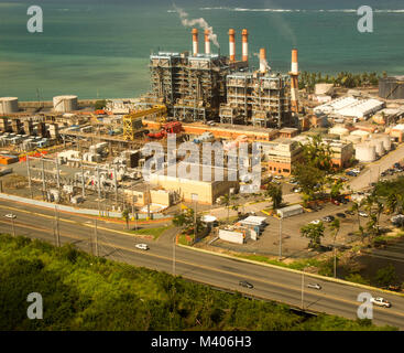 Una veduta aerea del Palo Seco power plant in San Juan, Porto Rico. Gli Stati Uniti Esercito di ingegneri contratti una coppia di generatori che forniscono e ulteriori 50 Megawatt di capacità al palo Seco Power Plant, che si stabilizza la griglia. Più di una dozzina di funzionari di Stati Uniti Esercito di ingegneri, la Federal Emergency Management Agency e il Puerto Rico Energia Elettrica Autorità, intervistate il Puerto Rico paesaggio a sorvegliare i progressi di una varietà di USACE Disaster Relief missioni in dopo gli uragani di Irma e Maria. Il gruppo che ha partecipato al helicop Foto Stock