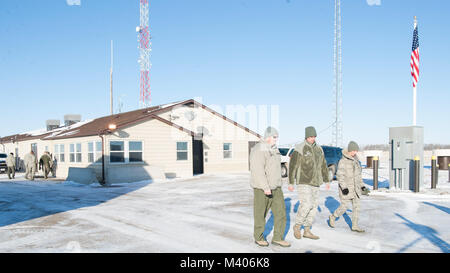 Gen. Robin Rand, Air Force Global Strike Command commander, esce un missile alert presso Maxbass, N.D., Febbraio 7, 2018. Rand ha girato un missile alert facility, impianto di lancio e una B-52H Stratofortress con altri membri del Senior leader conferenza. (U.S. Air Force foto di Senior Airman J.T. Armstrong) Foto Stock