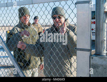 Gen. Robin Rand, Air Force Global Strike Command commander chiude un missile alert facility cancello vicino Maxbass, N.D., Febbraio 7, 2018. Rand ha girato un missile alert facility, impianto di lancio e una B-52H Stratofortress con altri membri del Senior leader conferenza. (U.S. Air Force foto di Senior Airman J.T. Armstrong) Foto Stock