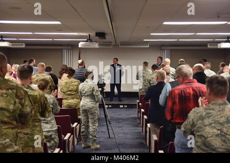 Master Chief Sgt. Bruce Il Bair riceve una standing ovation dai partecipanti durante il suo pensionamento cerimonia per la consegna all'Aeroporto Internazionale di Pittsburgh riserva d'aria Stazione, Gennaio 6, 2018. Il Bair è l'ultimo volo tecnico a ritirarsi dal 911th Airlift Wing, uscire i militari dopo 38 anni di fedele servizio. (U.S. Air Force photo by Staff Sgt. Marjorie A. Bowlden) Foto Stock