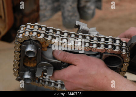 Un soldato dal North Carolina Guardia nazionale, 1-252nd Armor reggimento trentesimo Armored Brigade Combat Team, esegue la manutenzione di routine su un bullone e un componente del binario di un M242 Bushmaster, 25 millimetro, autocannon durante il corso di formazione a Fort Bragg, N.C., nel febbraio 10, 2018. (U.S. Esercito foto di Sgt. Motivo Forsyth) Foto Stock