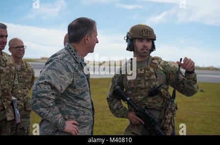 Stati Uniti Air Force capo del personale gen. David L. Goldfein parla di Airman 1. Classe James Garcia, fire team stati assegnati alla 736th delle forze di sicurezza Squadron, durante una visita a Andersen Air Force Base, Guam, Febbraio 8, 2018. La risposta di emergenza avieri del 736th SFS fornire il primo in forza di protezione per la XXXVI contingenza Gruppo di risposta durante la base aerea di apertura, di emergenza e assistenza umanitaria operazioni in tutto l'Indo-Pacifico area di operazioni. (U.S. Air Force photo by Staff Sgt. Alexander W. Riedel) Foto Stock