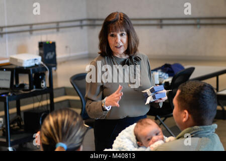 Secondo la signora Karen Pence parla con giusto per cominciare i partecipanti, Febbraio 8, 2018 a Yokota Air Base, Giappone. Pence ha parlato di sacrifici e le sfide affrontate dalle famiglie militari. Foto Stock