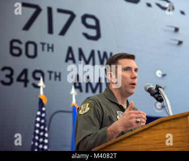 Stati Uniti Air Force Col. John Klein sessantesimo di mobilità in aria Wing Commander, fornisce osservazioni durante il settantacinquesimo anniversario del kickoff di celebrazione a Travis Air Force Base, California, 8 febbraio 2018. La celebrazione featured inaugurale della inaugurazione del settantacinquesimo anniversario logo su un C-17 Globemaster III. Travis sta celebrando 75 anni come strategico importante hub logistico per il pacifico e parte integrante del potere globale proiezione per la forza totale. (U.S. Air Force foto di Luigi Briscese) Foto Stock