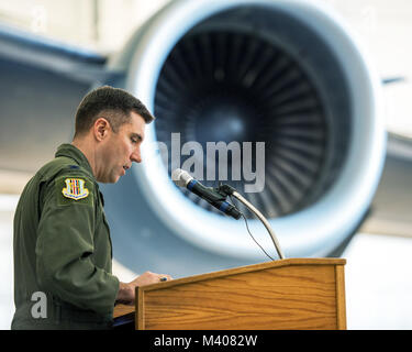 Stati Uniti Air Force Col. John Klein sessantesimo di mobilità in aria Wing Commander, fornisce osservazioni durante il settantacinquesimo anniversario del kickoff di celebrazione a Travis Air Force Base, California, 8 febbraio 2018. La celebrazione featured inaugurale della inaugurazione del settantacinquesimo anniversario logo su un C-17 Globemaster III. Travis sta celebrando 75 anni come strategico importante hub logistico per il pacifico e parte integrante del potere globale proiezione per la forza totale. (U.S. Air Force foto di Luigi Briscese) Foto Stock