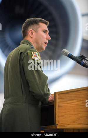 Stati Uniti Air Force Col. John Klein sessantesimo di mobilità in aria Wing Commander, fornisce osservazioni durante il settantacinquesimo anniversario del kickoff di celebrazione a Travis Air Force Base, California, 8 febbraio 2018. La celebrazione featured inaugurale della inaugurazione del settantacinquesimo anniversario logo su un C-17 Globemaster III. Travis sta celebrando 75 anni come strategico importante hub logistico per il pacifico e parte integrante del potere globale proiezione per la forza totale. (U.S. Air Force foto di Luigi Briscese) Foto Stock