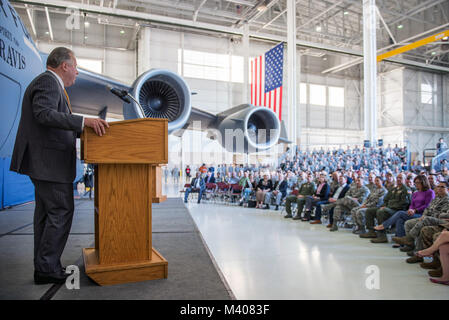 Stato Senatore Bill Dodd (D-Napa), 3° Distretto del Senato, fornisce osservazioni durante il settantacinquesimo anniversario del kickoff di celebrazione a Travis Air Force Base, California, 8 febbraio 2018. La celebrazione featured inaugurale della inaugurazione del settantacinquesimo anniversario logo su un C-17 Globemaster III. Travis sta celebrando 75 anni come strategico importante hub logistico per il pacifico e parte integrante del potere globale proiezione per la forza totale. (U.S. Air Force foto di Luigi Briscese) Foto Stock