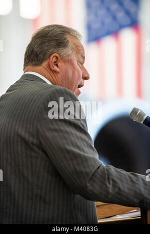 Stato Senatore Bill Dodd (D-Napa), 3° Distretto del Senato, fornisce osservazioni durante il settantacinquesimo anniversario del kickoff di celebrazione a Travis Air Force Base, California, 8 febbraio 2018. La celebrazione featured inaugurale della inaugurazione del settantacinquesimo anniversario logo su un C-17 Globemaster III. Travis sta celebrando 75 anni come strategico importante hub logistico per il pacifico e parte integrante del potere globale proiezione per la forza totale. (U.S. Air Force foto di Luigi Briscese) Foto Stock