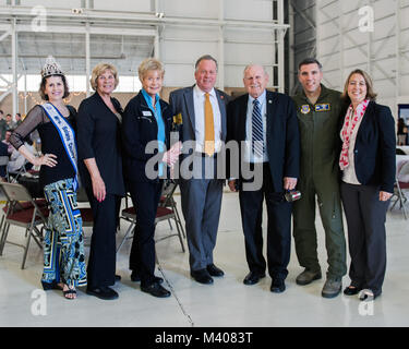 Stato Senatore Bill Dodd (D-Napa), 3° Distretto del Senato, centro in posa per una foto con gli Stati Uniti Air Force Col. John Klein, sessantesimo di mobilità in aria Wing Commander, secondo da destra e gli altri durante il settantacinquesimo anniversario del kickoff di celebrazione a Travis Air Force Base, California, 8 febbraio 2018. La celebrazione featured inaugurale della inaugurazione del settantacinquesimo anniversario logo su un C-17 Globemaster III. Travis sta celebrando 75 anni come strategico importante hub logistico per il pacifico e parte integrante del potere globale proiezione per la forza totale. (U.S. Air Force foto di Luigi Briscese) Foto Stock