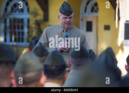 Il comandante del Marine Corps gen. Robert B. Neller parla di Marines durante una visita alla scuola di reclutatori a bordo Marine Corps reclutare Depot, San Diego, California, 8 febbraio 2018. Neller affrontato i Marines circa il suo ultimo messaggio per la forza: Execute e risponde alle domande. (U.S. Marine Corps foto di Sgt. Olivia G. Ortiz) Foto Stock