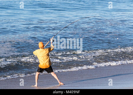 Surfcasting sulla spiaggia in Bucerias, Nayarit, Messico. Foto Stock