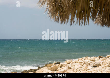 Spiagge di sabbia bianca di Montego Bay, Giamaica. Un sacco di vegetazione e vista oceano. La vita sull'isola a sua migliori e pittoresca, e nessun popolo nella foto . Foto Stock