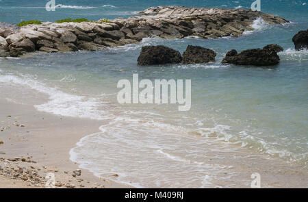 Spiagge di sabbia bianca di Montego Bay, Giamaica. Un sacco di vegetazione e vista oceano. La vita sull'isola a sua migliori e pittoresca, e nessun popolo nella foto. Foto Stock