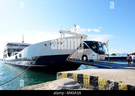 IGOUMENITSA, Grecia - 17 maggio: Il Corfu traghetto è di attracco e di scarico degli autobus su 17 maggio 2016 Igoumenitsa, Grecia. Il traghetto trasporta migliaia p Foto Stock