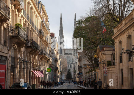 BORDEAUX, Francia - 27 dicembre 2017: Bordeaux Duomo (Cattedrale di Saint Andre) visto da di vitale importanza street, nel centro storico medievale della città. T Foto Stock