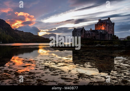 Firey tramonto al Castello Eilean Donan Foto Stock