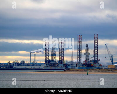 Sollevare con un martinetto la perforazione Ensco 7 e 70 TERRC Hartlepool facility sul Fiume Tees per ispezione e riparazione Foto Stock