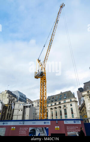 Gru a torre su tutto il blocco sito, Cannon Street London EC4, la posizione dell'ingresso alla stazione della metropolitana di Bank al completamento del progetto BSCU Foto Stock