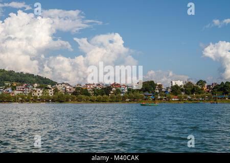 Vista sul Lago di lato di Pokhara dal lago Phewa, Pokhara, Nepal Foto Stock