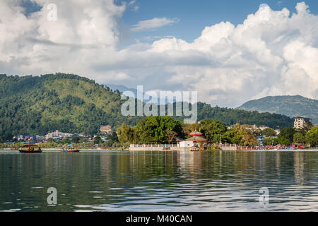 Vista sul Lago di lato di Pokhara dal lago Phewa, Pokhara, Nepal Foto Stock