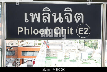 Segno per Phleon Chit stazione sul Bangkok BTS Skytrain Foto Stock