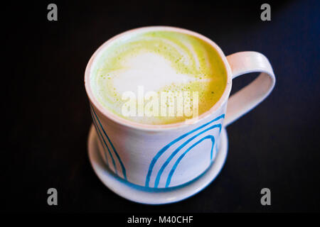 Tazza di Matcha latte tè verde con cuore di crema di disegno Foto Stock