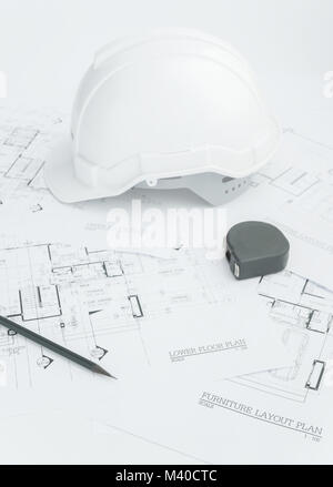 Architetti lavoro - strumenti architettonici, blueprint, casco, nastro di misurazione, concetto costruttivo. Strumenti di engineering. Vista superiore Foto Stock