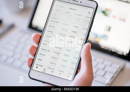 Controllare indici di borsa su uno smartphone Foto Stock