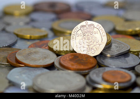 British venti pence moneta sulla parte superiore di un gran mucchio di monete Foto Stock