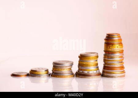 Grafico rising con barre di monete Foto Stock