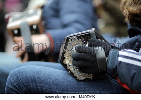 Traditional Irish musicisti suonano musica a Grafton Street Dublin all'inizio di un il weekend di San Patrizio. Foto Stock