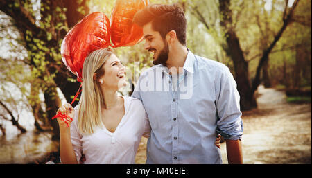 Uomo in piedi e tenuta a sorpresa Bianco confezione regalo alle sue spalle Foto Stock