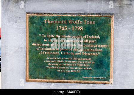 Una targa attaccata alla statua di Theobald Wolfe Tone.1763- 1798. Era una figura rivoluzionaria irlandese e la sua statua si trova in piazza Wolfetone Foto Stock