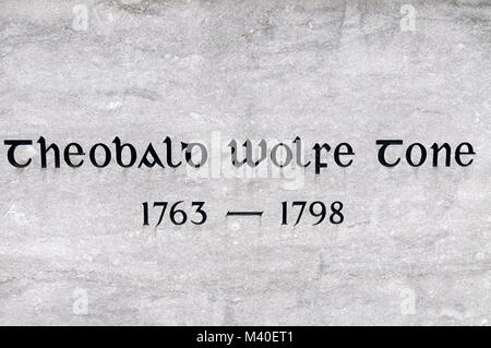 Una placca fissata alla statua di Theobald Wolfe Tone.1763- 1798. Egli era un rivoluzionario irlandese la figura e la sua statua si trova nella piazza WolfeTone Foto Stock