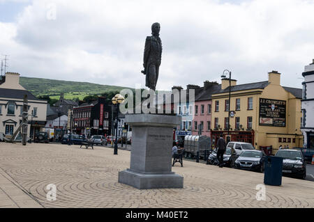 Statua di Theobald Wolfe Tone.1763- 1798. Era una figura rivoluzionaria irlandese e la sua statua si trova in Wolfetone Square a Bantry nella contea di Cork Foto Stock