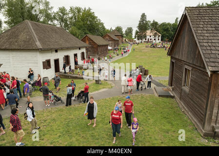 Fort Langley, British Columbia, Canada. Visitatori presso il fort, un sito storico nazionale, sul Canada giorno 2016. Foto Stock