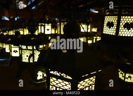 Lanterne Illuminazione nel buio, Kasuga-Taisha Shrine Temple, Nara, Giappone Foto Stock