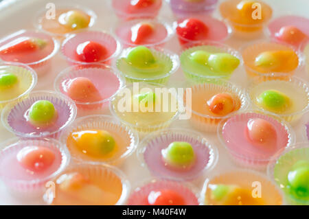 A forma di frutta fagioli mung in Jelly vicino fino in schiuma bianca parabola, Wun guardare Choup dolci tailandese Foto Stock