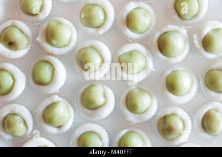 Farina cotta a vapore con ripieno di cocco coppetta con piastra di schiuma sfondo, Kanom Sai Sai Foto Stock