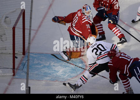 Chicago's Brandon Saad, inferiore anteriore, legami il gioco a 2-2 dietro a Washington goalie Braden Holtby 's indietro durante il 2015 Classico inverno a cittadini Parco di Washington D.C. Gen 1, 2015. Capitali di Washington ha segnato con 12,9 secondi a sinistra dell'orologio per battere i Chicago Blackhawks 3-2. (DoD News foto da EJ Hersom) 150101-D-DB155-008 dal DoD Notizie Foto Foto Stock