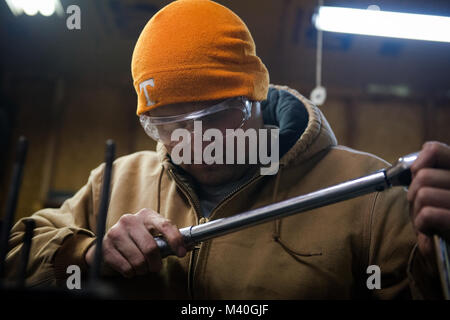 Master Sgt. Randy Rollins tunes le impostazioni sulla sua chiave dinamometrica per iniziare a lavorare sul blocco motore della sua 1958 Volkswagen maggiolino. Rollins ristabilisce in vari tipi di veicoli. (U.S. Air Force foto/Staff Sgt. Andrew Lee) 150212-F-NL936-171 da AirmanMagazine Foto Stock