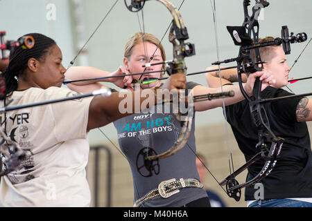 Prove di esercito atleti competere nella prima donna solo la categoria di tiro con l'arco nella posizione del Guerriero giochi storia a Fort Bliss in El Paso, Texas Marzo 31, 2015. Da sinistra sono Jasmine Perry, Chasity Kuczer, e alloro Cox. Concorsi precedenti combinata di uomini e donne nella stessa categoria. (DoD News foto da EJ Hersom) 150331-D-DB155-002 dal DoD Notizie Foto Foto Stock