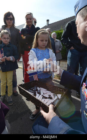 United States Air Force Il colonnello Dan Mirski, un chirurgo di volo, mani gum e cioccolato per i bambini durante il settantesimo anniversario della vittoria di giornata dell'Europa festa in Schoeneck, Francia il 8 maggio 2015. La parata e la cerimonia ha commemorato il giorno che la Germania nazista arrendersi alle forze alleate nel 1945 e quindi ha segnato la fine del mondo II in Europa. (DoD News foto da SSgt Brian Kimball) 150508-F-QP401-028 dal DoD Notizie Foto Foto Stock