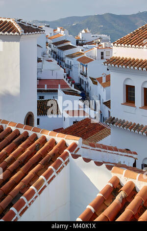 Sopra i tetti di Frigiliana, Costa del Sol, Spagna Foto Stock