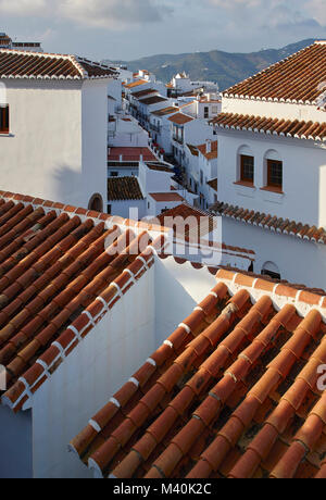 Sopra i tetti di Frigiliana, Costa del Sol, Spagna Foto Stock