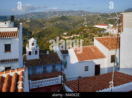 Sopra i tetti di Frigiliana, Costa del Sol, Spagna Foto Stock