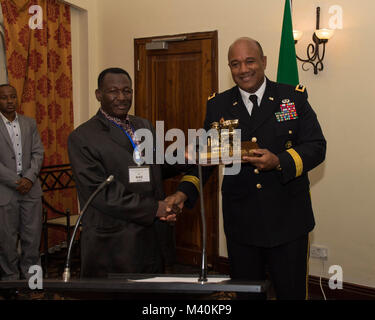 Stati Uniti Esercito il Mag. Gen. Darryl Williams (a destra), il comandante degli STATI UNITI Army Africa (USARAF), presenta un dono di apprezzamento al brigantino tanzaniano. Gen. Njau (sinistra) durante il 2015 il mainstreaming della dimensione di genere seminario in Tanzania, in Africa il 19 maggio. USARAF co-ospitato la conferenza, a fianco dei popoli della Tanzania Defence Force, nel tentativo di inquadrare la importanza del mainstreaming della dimensione di genere e a promuovere la parità in tutta la regione. (DoD News foto dal personale Sgt. Brian Kimball) 150519-F-QP401-014 dal DoD Notizie Foto Foto Stock